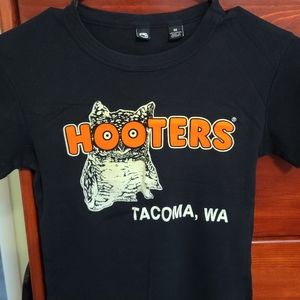 Hooter's classic black tee